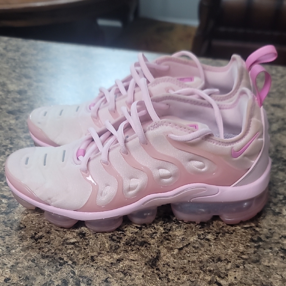 Nike VaporMax Plus in Soft Pink
